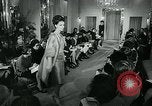 Image défilé de modèle London England Royaume-Uni, 1963, de la seconde 61 séquences d'archives historiques vidéo 65675039104