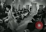 Image défilé de modèle London England Royaume-Uni, 1963, de la seconde 62 séquences d'archives historiques vidéo 65675039104