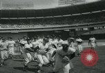 Immagine di Baltimore Orioles giocando Washington senatori baseball Washington DC USA, 1963, secondo 18 filmato di repertorio 65675039123