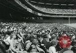 Immagine di Baltimore Orioles giocando Washington senatori baseball Washington DC USA, 1963, secondo 43 filmato di repertorio 65675039123