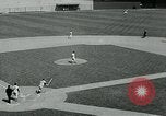 Immagine di Baltimore Orioles giocando Washington senatori baseball Washington DC USA, 1963, secondo 46 filmato di repertorio 65675039123