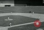 Immagine di Baltimore Orioles giocando Washington senatori baseball Washington DC USA, 1963, secondo 47 filmato di repertorio 65675039123
