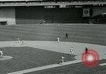 Immagine di Baltimore Orioles giocando Washington senatori baseball Washington DC USA, 1963, secondo 49 filmato di repertorio 65675039123
