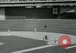 Immagine di Baltimore Orioles giocando Washington senatori baseball Washington DC USA, 1963, secondo 50 filmato di repertorio 65675039123