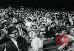 Immagine di Baltimore Orioles giocando Washington senatori baseball Washington DC USA, 1963, secondo 53 filmato di repertorio 65675039123