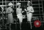 Standbild Frauen United States USA, 1963, aus Sekunde 27 historischem Filmmaterial Videoclip 65675039133