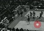 Standbild College Basketball Turnier Louisville Kentucky USA, 1963, aus Sekunde 20 historischem Filmmaterial Videoclip 65675039138
