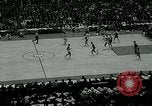 Standbild College Basketball Turnier Louisville Kentucky USA, 1963, aus Sekunde 25 historischem Filmmaterial Videoclip 65675039138