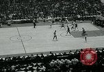 Standbild College Basketball Turnier Louisville Kentucky USA, 1963, aus Sekunde 26 historischem Filmmaterial Videoclip 65675039138