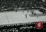 Standbild College Basketball Turnier Louisville Kentucky USA, 1963, aus Sekunde 27 historischem Filmmaterial Videoclip 65675039138