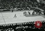Standbild College Basketball Turnier Louisville Kentucky USA, 1963, aus Sekunde 30 historischem Filmmaterial Videoclip 65675039138