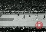 Standbild College Basketball Turnier Louisville Kentucky USA, 1963, aus Sekunde 34 historischem Filmmaterial Videoclip 65675039138