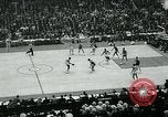 Standbild College Basketball Turnier Louisville Kentucky USA, 1963, aus Sekunde 36 historischem Filmmaterial Videoclip 65675039138