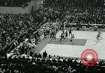 Standbild College Basketball Turnier Louisville Kentucky USA, 1963, aus Sekunde 46 historischem Filmmaterial Videoclip 65675039138