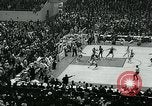 Standbild College Basketball Turnier Louisville Kentucky USA, 1963, aus Sekunde 47 historischem Filmmaterial Videoclip 65675039138