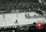 Standbild College Basketball Turnier Louisville Kentucky USA, 1963, aus Sekunde 50 historischem Filmmaterial Videoclip 65675039138