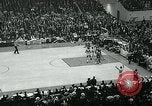 Standbild College Basketball Turnier Louisville Kentucky USA, 1963, aus Sekunde 53 historischem Filmmaterial Videoclip 65675039138