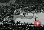 Standbild College Basketball Turnier Louisville Kentucky USA, 1963, aus Sekunde 61 historischem Filmmaterial Videoclip 65675039138