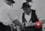 Image doigt Wrestling la Bavière en Allemagne, 1963, de la seconde 22 séquences d'archives historiques vidéo 65675039157