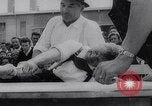Image doigt Wrestling la Bavière en Allemagne, 1963, de la seconde 26 séquences d'archives historiques vidéo 65675039157