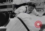 Image doigt Wrestling la Bavière en Allemagne, 1963, de la seconde 33 séquences d'archives historiques vidéo 65675039157