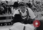 Image doigt Wrestling la Bavière en Allemagne, 1963, de la seconde 34 séquences d'archives historiques vidéo 65675039157
