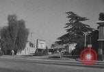 Immagine di Pranzo di scrittori di Hollywood e gli attori in città universale California United States USA, 1963, secondo 5 filmato di repertorio 65675039166