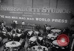 Immagine di Pranzo di scrittori di Hollywood e gli attori in città universale California United States USA, 1963, secondo 10 filmato di repertorio 65675039166