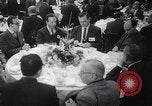 Immagine di Pranzo di scrittori di Hollywood e gli attori in città universale California United States USA, 1963, secondo 11 filmato di repertorio 65675039166