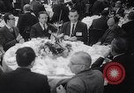 Immagine di Pranzo di scrittori di Hollywood e gli attori in città universale California United States USA, 1963, secondo 12 filmato di repertorio 65675039166