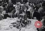 Immagine di Pranzo di scrittori di Hollywood e gli attori in città universale California United States USA, 1963, secondo 16 filmato di repertorio 65675039166
