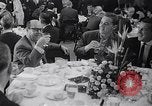 Immagine di Pranzo di scrittori di Hollywood e gli attori in città universale California United States USA, 1963, secondo 17 filmato di repertorio 65675039166