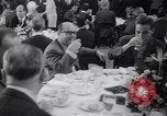Immagine di Pranzo di scrittori di Hollywood e gli attori in città universale California United States USA, 1963, secondo 18 filmato di repertorio 65675039166