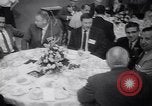 Immagine di Pranzo di scrittori di Hollywood e gli attori in città universale California United States USA, 1963, secondo 19 filmato di repertorio 65675039166