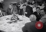 Immagine di Pranzo di scrittori di Hollywood e gli attori in città universale California United States USA, 1963, secondo 20 filmato di repertorio 65675039166
