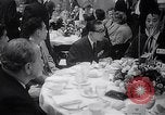 Immagine di Pranzo di scrittori di Hollywood e gli attori in città universale California United States USA, 1963, secondo 22 filmato di repertorio 65675039166