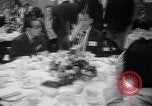 Immagine di Pranzo di scrittori di Hollywood e gli attori in città universale California United States USA, 1963, secondo 24 filmato di repertorio 65675039166
