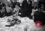 Immagine di Pranzo di scrittori di Hollywood e gli attori in città universale California United States USA, 1963, secondo 25 filmato di repertorio 65675039166