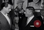 Immagine di Pranzo di scrittori di Hollywood e gli attori in città universale California United States USA, 1963, secondo 26 filmato di repertorio 65675039166
