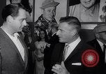 Immagine di Pranzo di scrittori di Hollywood e gli attori in città universale California United States USA, 1963, secondo 28 filmato di repertorio 65675039166