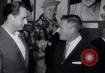 Immagine di Pranzo di scrittori di Hollywood e gli attori in città universale California United States USA, 1963, secondo 29 filmato di repertorio 65675039166