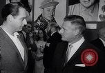 Immagine di Pranzo di scrittori di Hollywood e gli attori in città universale California United States USA, 1963, secondo 30 filmato di repertorio 65675039166