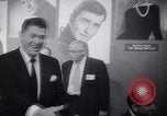 Immagine di Pranzo di scrittori di Hollywood e gli attori in città universale California United States USA, 1963, secondo 34 filmato di repertorio 65675039166