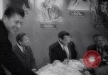 Immagine di Pranzo di scrittori di Hollywood e gli attori in città universale California United States USA, 1963, secondo 35 filmato di repertorio 65675039166