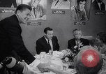 Immagine di Pranzo di scrittori di Hollywood e gli attori in città universale California United States USA, 1963, secondo 36 filmato di repertorio 65675039166