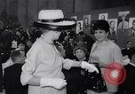 Immagine di Pranzo di scrittori di Hollywood e gli attori in città universale California United States USA, 1963, secondo 37 filmato di repertorio 65675039166