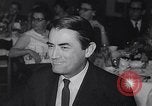 Immagine di Pranzo di scrittori di Hollywood e gli attori in città universale California United States USA, 1963, secondo 42 filmato di repertorio 65675039166