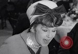 Immagine di Pranzo di scrittori di Hollywood e gli attori in città universale California United States USA, 1963, secondo 47 filmato di repertorio 65675039166