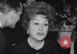 Immagine di Pranzo di scrittori di Hollywood e gli attori in città universale California United States USA, 1963, secondo 49 filmato di repertorio 65675039166