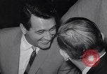 Immagine di Pranzo di scrittori di Hollywood e gli attori in città universale California United States USA, 1963, secondo 51 filmato di repertorio 65675039166